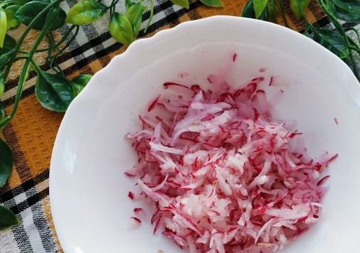 1. Этап. Салат Азарт: Для заправки: натереть на крупной тёрке редис