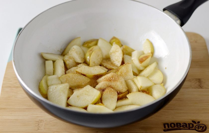 1. Этап. Грушевый соус: Добавьте коричневый сахар. Дождитесь, когда груши начнут карамелизироваться.