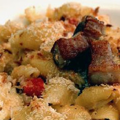 1. Этап. Свиная грудинка с макаронами: Посыпаем макароны ранее поджаренными кусочками свинины и подаем к столу.