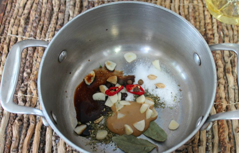 1. Этап. Маринованный виноград с горчицей: Затем, бальзамический уксус и немного острого перца.