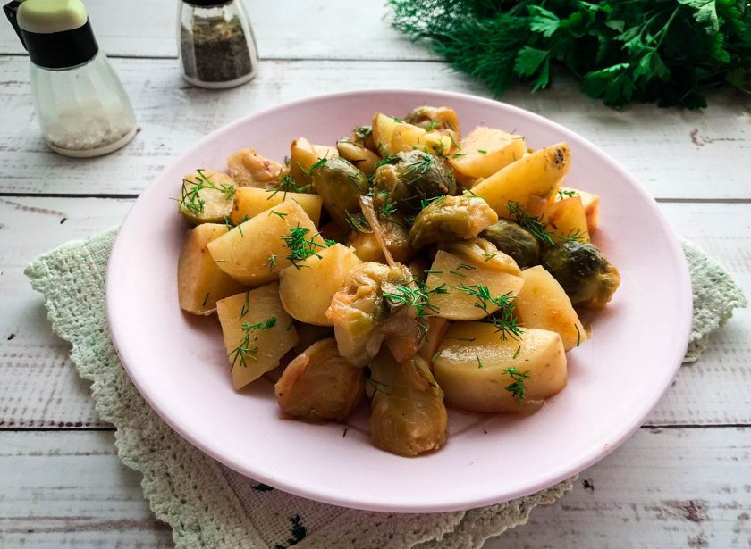 1. Этап. Тушеная брюссельская капуста с картошкой: Тушеная брюссельская капуста с картошкой готова. Приятного аппетита!