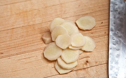 1. Этап. Свекла маринованная на зиму: Тонкими пластинами нарезаем имбирь.