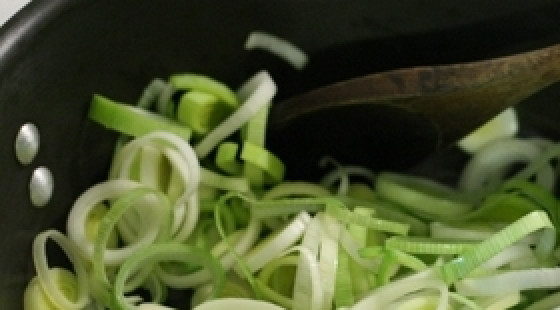 1. Этап. Суп рисовый с картофелем: Разогрейте в сковороде растительной масло и 2-3 минуты на среднем огней пассеруйте лук-порей. Он не должен зажариться - только разомлеть!