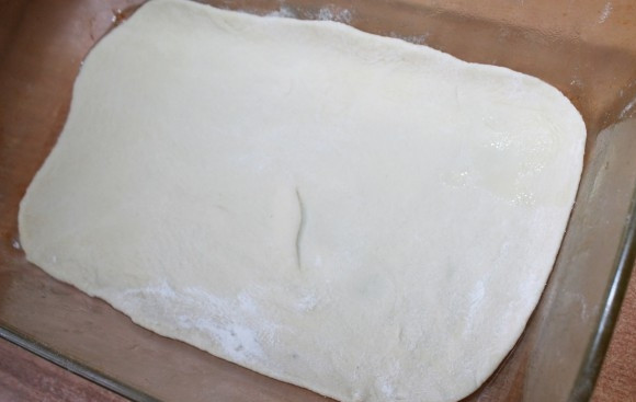 1. Этап. Закусочный сырный пирог: 5. Раскатайте кусочек теста по размеру формы.