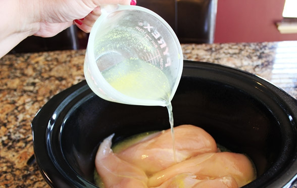 1. Этап. Отварная куриная грудка: Разведите специи для куриного супа в 50 мл воды и вылейте к курице. Накройте крышкой и варите на большом огне около 4 часов.