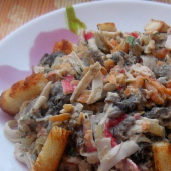 Салат с жареными крабовыми палочками и грибами