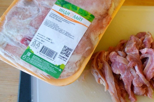 1. Этап. Завертон с индейкой и маринованными овощами: Для приготовления этой закуски можно использовать, как жареную, так и запечённую индейку. Я использовала жареную индейку из филе бедра индейки ТМ Индилайт. Берём филе индейки и режем тонкими полосками поперёк волокон.