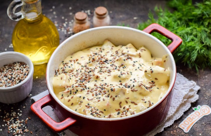 1. Этап. Запеканка с копченой курицей: Форму смажьте маслом и выложите заготовку. Можете посыпать любыми семенами, это по желанию.