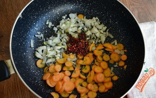 1. Этап. Суп из щавеля на курином бульоне: На сковороде разогрейте масло. Лук измельчите, молодую морковь нарежьте тонкими колечками. Лук, морковь и сушеный болгарский перец поместите на сковороду. Обжарьте овощи до золотистой корочки.