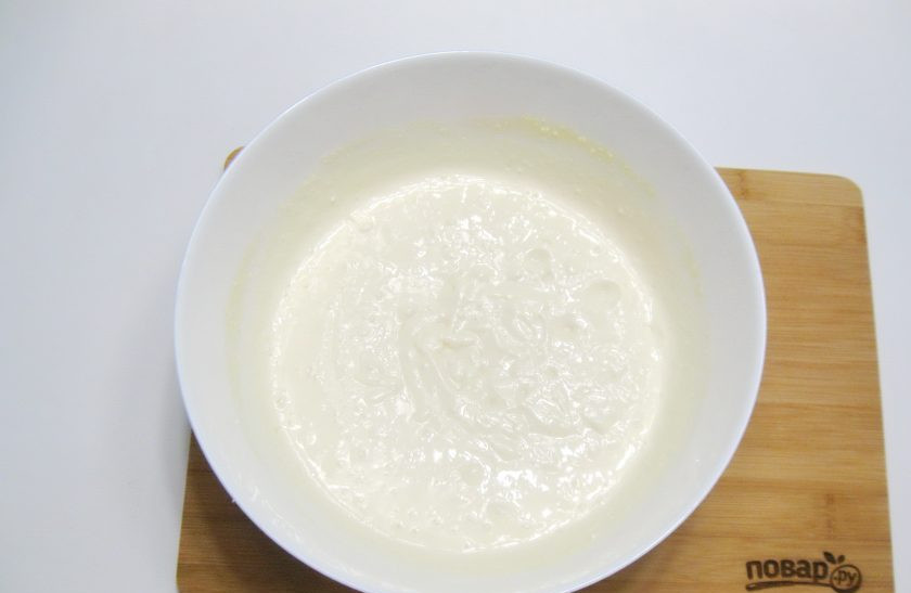 1. Этап. Запеканка из творога и пшенной каши: Взбейте блендером, венчиком или миксером творог с яйцами до однородной, кремовой консистенции. Этот шаг очень важен. Такая обработка обеспечит вашей запеканке пышность, нежность и равномерную, однородную структуру, где нет комочков творога.