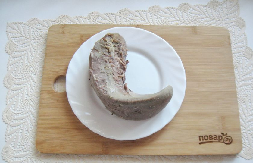 1. Этап. Салат с языком и морковью: Достаньте из кастрюли горячий язык, обдайте холодной водой и снимите шкурку.