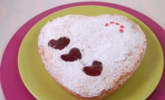 1. Этап. Сладкий пирог на День Святого Валентина: 13. Дайте пирогу полностью остыть и посыпьте сахарной пудрой. Если необходимо, в вырезанные сердечки добавьте немного варенья. По желанию украсьте пирог маленькими розовыми сахарными сердечками.