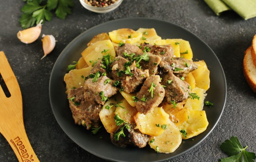 1. Этап. Картофель запеченный с говяжьей печенью в сметане: Картофель запеченный с говяжьей печенью в сметане готов. Приятного аппетита!