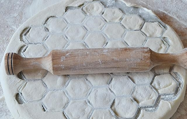 1. Этап. Пельмени куриные: И пройдитесь пару раз скалкой, чтобы пельмени сформировались.