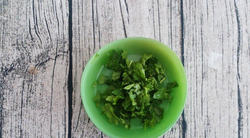 1. Этап. Соус к чипсам Начос: Промытую петрушку и очищенный чеснок измельчите.