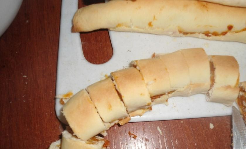 1. Этап. Торт с курагой: Рулетики нарезать кусочками.