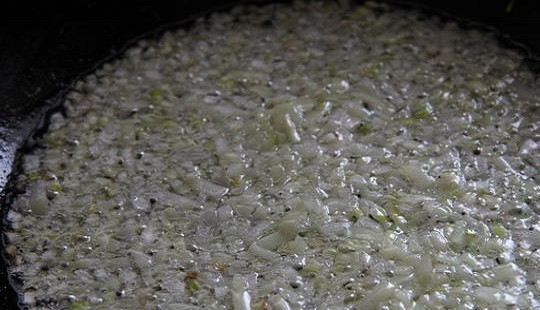 1. Этап. Томатный суп с курицей: 1. Первым делом очистите лук и нарежьте мелкими кубиками. Разогрейте на сковороде растительное масло, выложите лук и жарьте на среднем огне до прозрачности.