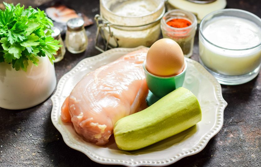 1. Этап. Маффины из курицы и кабачков: Подготовьте ингредиенты.