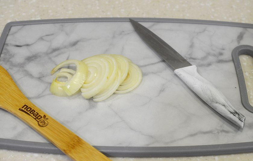 1. Этап. Печень отбивная с луком: 4. Лук нарежьте полукольцами.