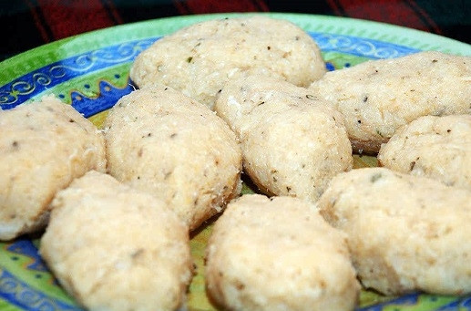 1. Этап. Классический рецепт рыбных котлет: 4. Сформируйте влажными руками котлеты.