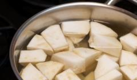 1. Этап. Пюре из сельдерея: Заливаем очищенные сельдерей и картофель холодной водой, доводим до кипения, солим и варим еще 15-20 минут - до мягкости овощей.