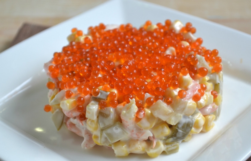 1. Этап. Салат с креветками и икрой: Украсьте салат с креветками остатками икры, а затем смело подавайте его к столу под восхищенные взгляды гостей.