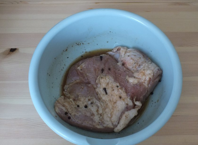 1. Этап. Буженина в рукаве в мультиварке: Опустите мясо в подготовленную смесь. Натрите его со всех сторон. Оставьте мариноваться в чаше на 8 часов в холодильнике.