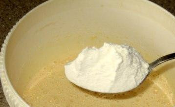 1. Этап. Заливной пирог с сайрой: Всыпаем 6 столовых ложек муки (с верхом). Всё перемешиваем при помощи миксера.