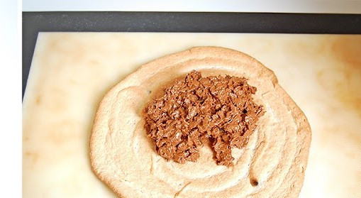 1. Этап. Торт Царский: Затем коржи выкладываем на пергамент и устанавливаем форму, а также оборачиваем в полиэтилен. На каждый корж выкладываем первую шоколадную смесь.