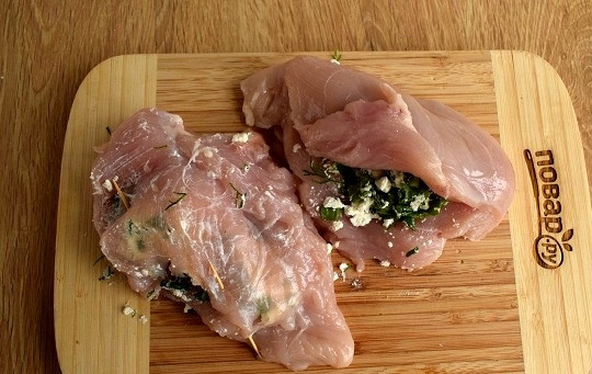 1. Этап. Куриные кармашки с творогом: Зелень измельчите, смешайте с творогом. Куриные грудки надрежьте так, чтобы получился 