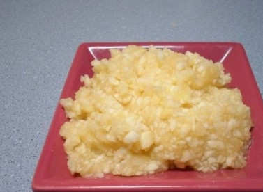 1. Этап. Пышные яблочные оладьи: Очищаем яблоки от кожуры и сердцевины с зернышками. Яблочную мякоть можно натереть на крупной терке, но лучше очень мелко порубить ножом, так мы не потеряем яблочный сок, он не уйдет в тесто, а останется в кусочках яблок.