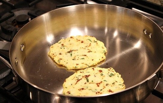 1. Этап. Тортилья из цветной капусты: 4. Непосредственно перед подачей выложите на разогретую сковороду и буквально по минуте обжарьте с двух сторон.