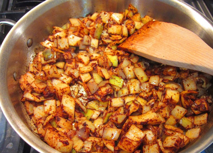 1. Этап. Баклажаны, фаршированные фаршем, в духовке: В сковороду наливаем немного оливкового масла, ставим ее на огонь, в разогретое масло всыпаем корицу, тмин и паприку, прогреваем масло до появления аромата. Выкладываем на сковороду нарезанный кубиками репчатый лук, жарим его в смеси специй минут 8-10, пока он не станет мягким.