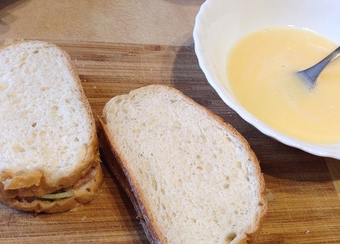 1. Этап. Горячий сэндвич с лососем: Накрываем ломтиком батона маслом вниз.