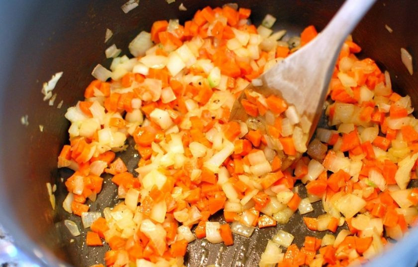 1. Этап. Минестроне (суп из овощей): 2. В кастрюле разогрейте оливковое масло, выложите овощи, посолите и поперчите, обжаривайте их около 10 минут.