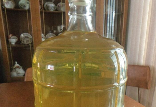 1. Этап. Домашнее вино из облепихи: Затем нужно перелить вино в новую емкость, убрать всю мезгу от ягод, что осталась, и дать вину в холодном месте побродить еще недели две. Вы увидите, как вино становится светлее и более прозрачным.