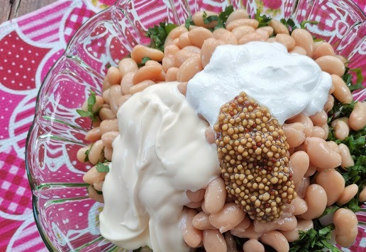 1. Этап. Салат Июнь: Смешать майонез, сметану, сахар, соль, горчицу. Заправить салат.