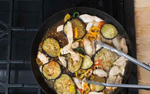 1. Этап. Куриная грудка с баклажанами и перцем: 4. Когда курочка хорошо проготовится, а овощи станут мягким, выложите на сковороду баклажаны. Жарьте еще несколько минут. Добавьте томатный соус, аккуратно перемешайте.