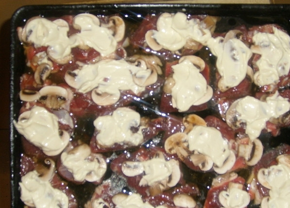 1. Этап. Говядина по-французски в духовке: Затем лук и майонез.