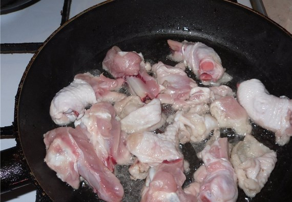 1. Этап. Курица с кабачками и картошкой: Курицу моем, режем на части и обжариваем.