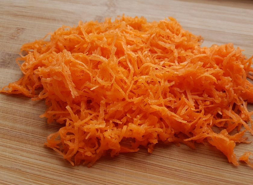 1. Этап. Запеканка по-неаполитански: Морковь натрите на мелкой терке.