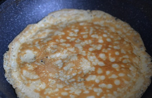 1. Этап. Салат Шустрый Петя: Жарим блинчик 1 минуту на большом огне, переворачиваем, доводим 1 минуту до готовности. Также повторяем выпечку второго блинчика. Убираем блинчики остывать.