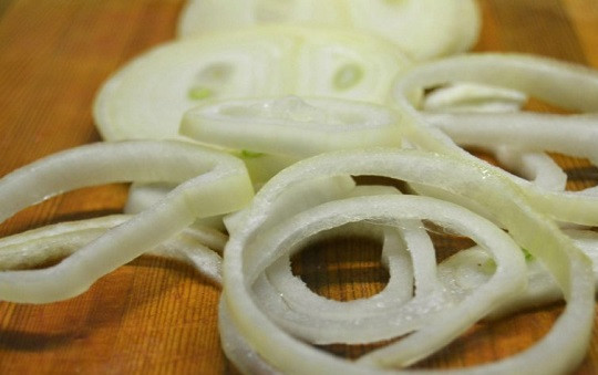 1. Этап. Печень с томатной пастой: 2. Очистить и нарезать средними кольцами лук. Мельчить его не надо, так в рецепт приготовления печени с томатной пастой он входит как полноценный ингредиент.