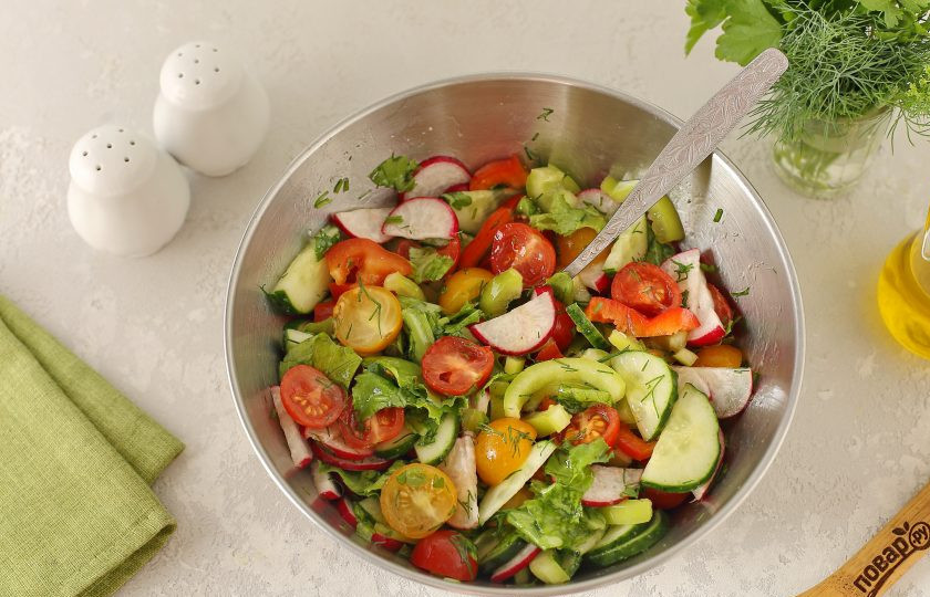 1. Этап. Салат Краски лета: Заправьте салат маслом. Соль и перец добавьте по вкусу. Все хорошо перемешайте.