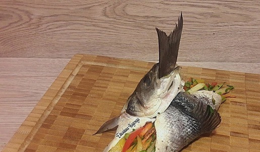 1. Этап. Сочный сибас, запеченный с овощами: Свернуть рыбку так, чтобы хвост оказался во рту.
