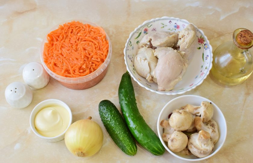 1. Этап. Салат Восторг с корейской морковью: Для приготовления салата подготовьте необходимые ингредиенты. Пропорции слоев можно немного поменять на свой вкус.