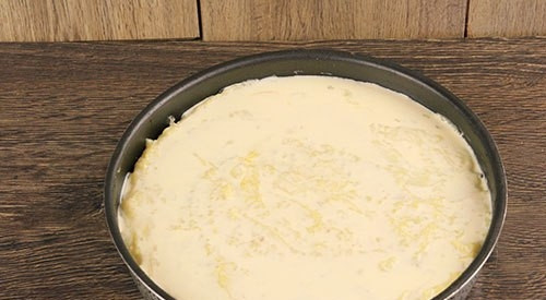 1. Этап. Запеканка с фаршем: Для заливки взбейте яйцо со сливками. Вылейте смесь на запеканку. Уберите все в духовку на 20 минут при 180 градусах.