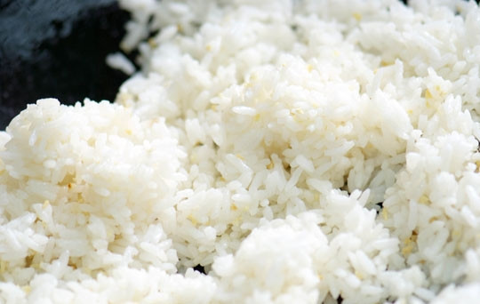 1. Этап. Рис с чесноком: 5. Положить в сковороду рис и тщательно перемешивать, чтобы рис не начал слипаться, а хорошо соединился с чесноком.