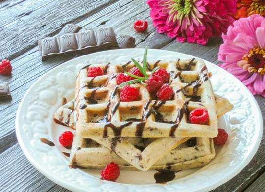 1. Этап. Бельгийские вафли для электровафельницы: Вафли готовы! Подавайте их с ягодами и шоколадным сиропом. Приятного чаепития!