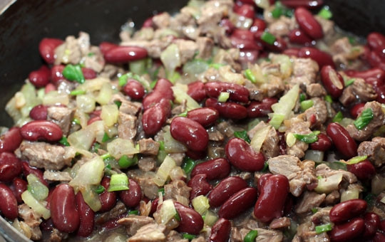 1. Этап. Тарелочки тако с говядиной: Когда мясо станет мягким, добавляем в сковороду консервированную фасоль.